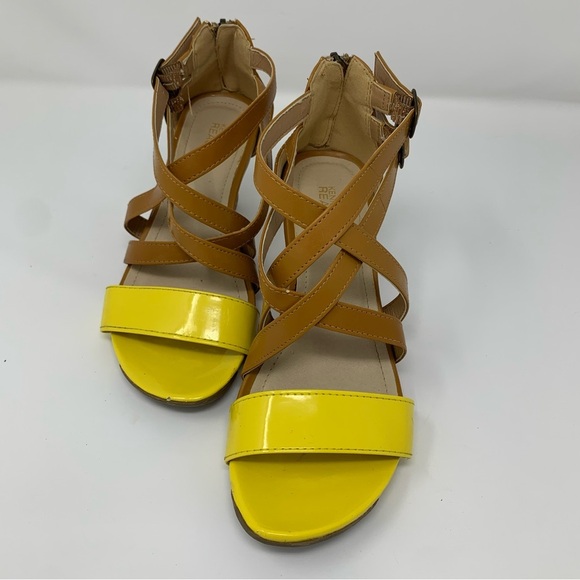 KENNETH COLE Reaction Yellow Wedges - Picture 3 of 13